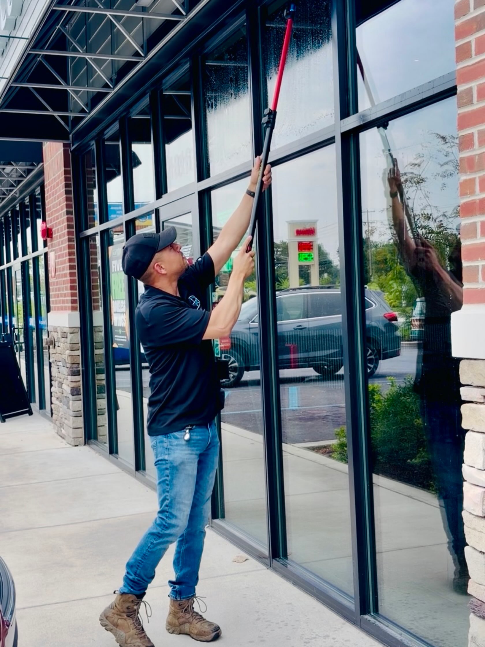 Bright and early! Commercial route. Happy Tuesday ✊🏽✨
#windowcleaner #wcr #xeroproducts #commercialcleaning