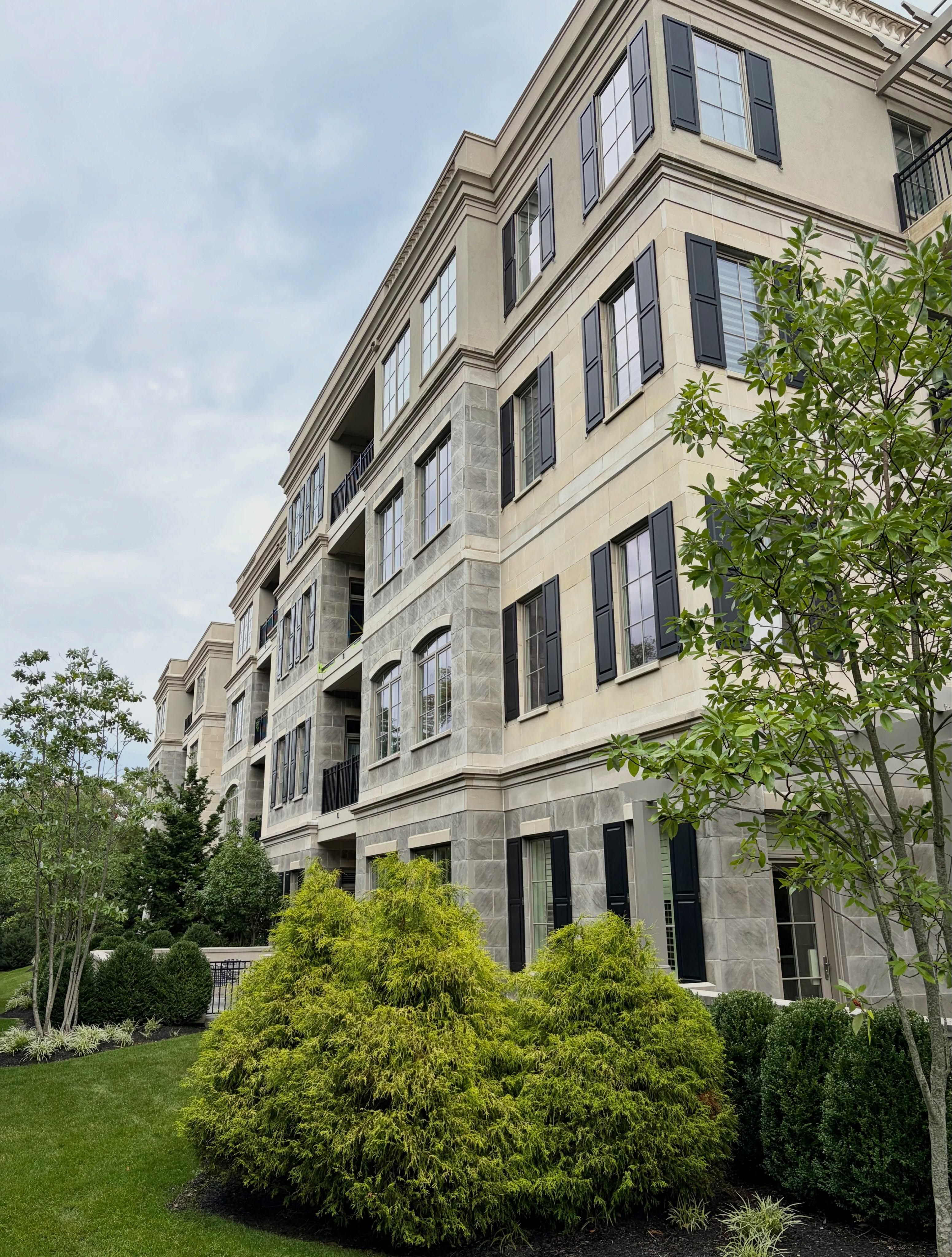 Exterior and interior cleaning for multi-pane windows, four floors, and patios. Thanks David, for the ⭐️⭐️⭐️⭐️⭐️ review and for bringing everyone on board! 😉
#5starreviews #windowcleaner #wcr #spotlesswindows